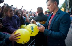 Ewa Farna i Rafał Brzozowski na promenadzie w Ustce